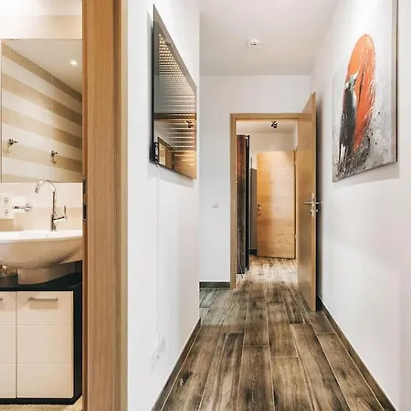 Stilvolle 4-raumwohnung In Zentraler Lage Apartment *